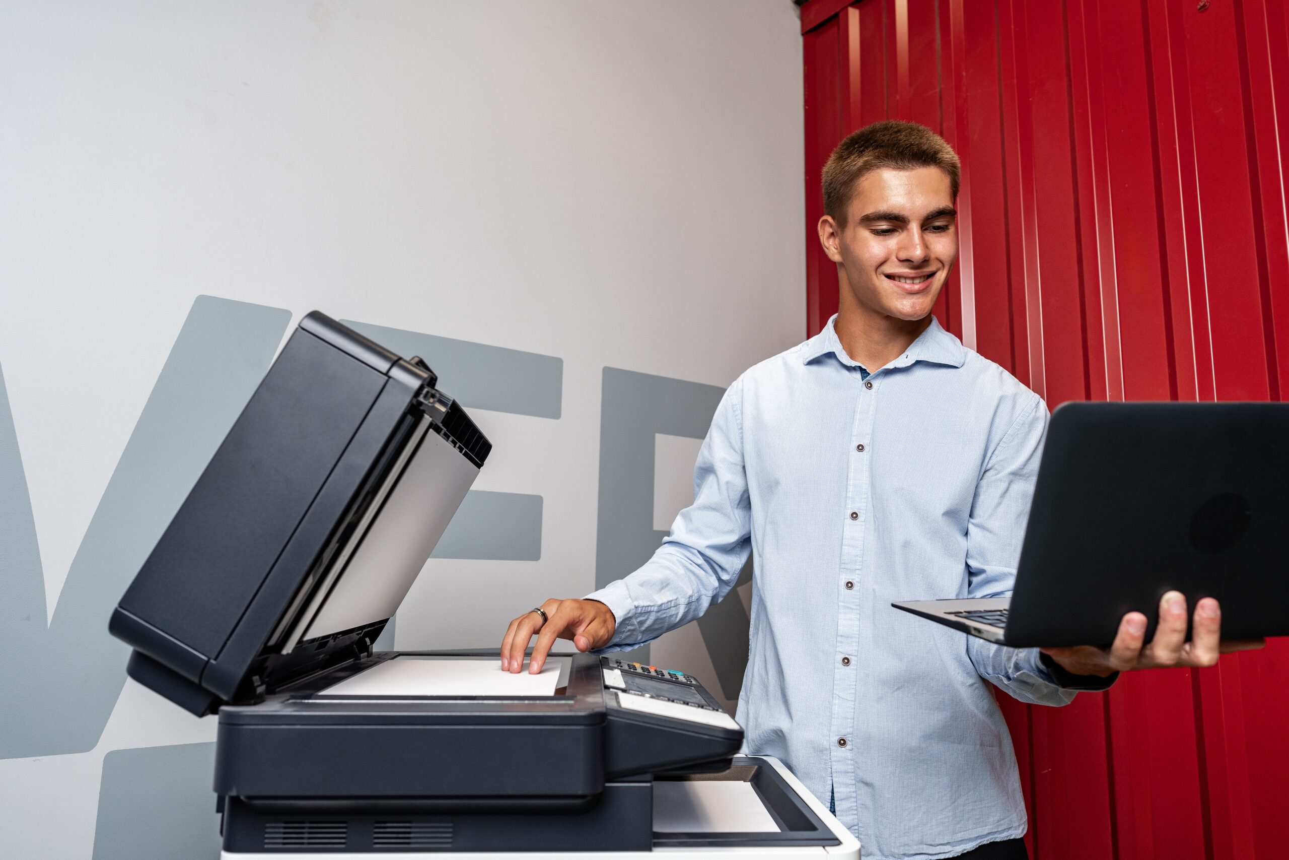 IT-Administrator, der am MFP steht